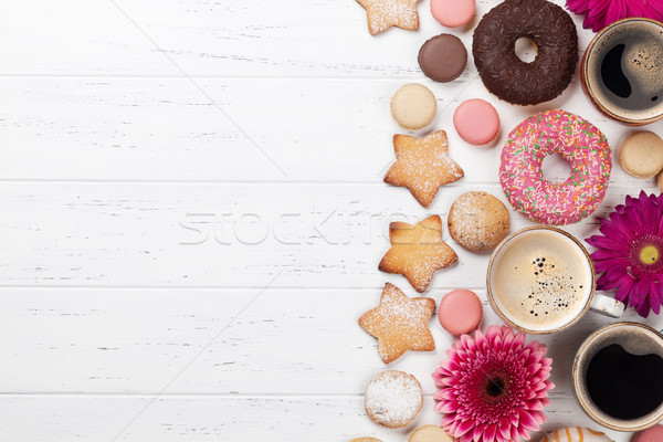 Stockfoto: Koffiekopjes · donuts · bloemen · witte · houten · tafel · top