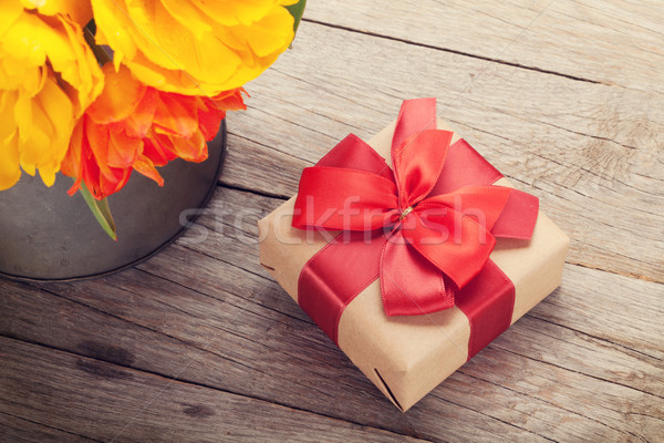 Stock foto: Farbenreich · Tulpen · Bouquet · Geschenkbox · Holztisch · Ostern