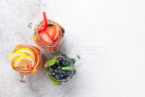 Proaspăt limonada borcan vară fructe fructe de padure Imagine de stoc © karandaev