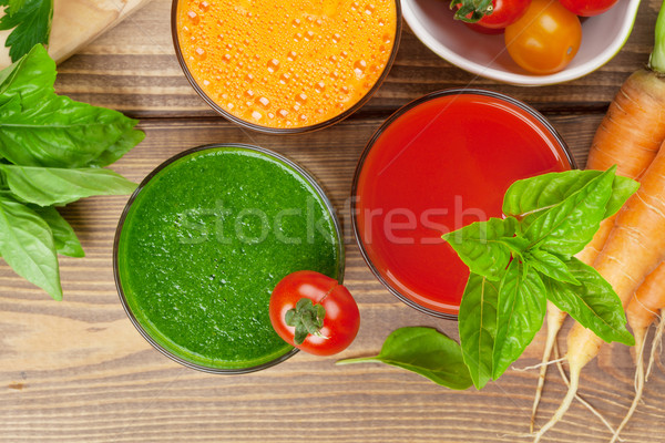 Foto d'archivio: Pomodoro · cetriolo · carota · tavolo · in · legno