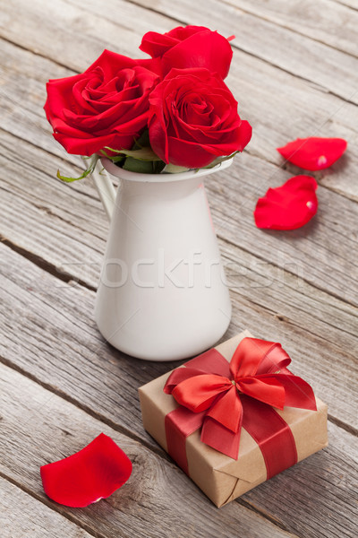 Rose Red fleurs saint valentin coffret cadeau table en bois mariage Photo stock © karandaev