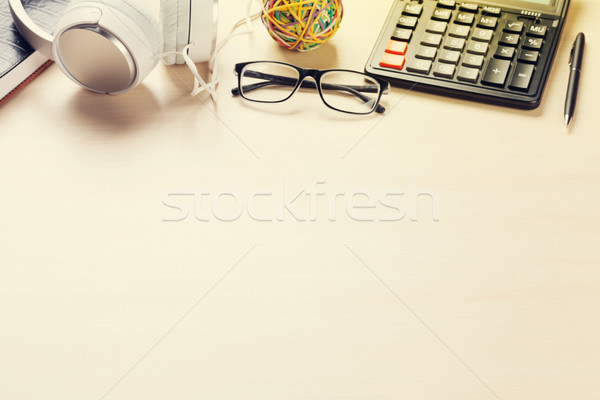 Werkplek koffiekopje notepad hoofdtelefoon houten Stockfoto © karandaev
