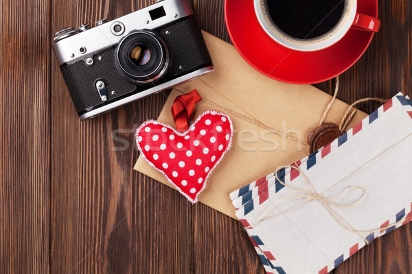 Foto stock: Día · de · san · valentín · corazón · cámara · café · cartas · juguete
