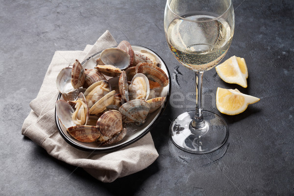 Fraîches fruits de mer bol pierre table vin blanc Photo stock © karandaev