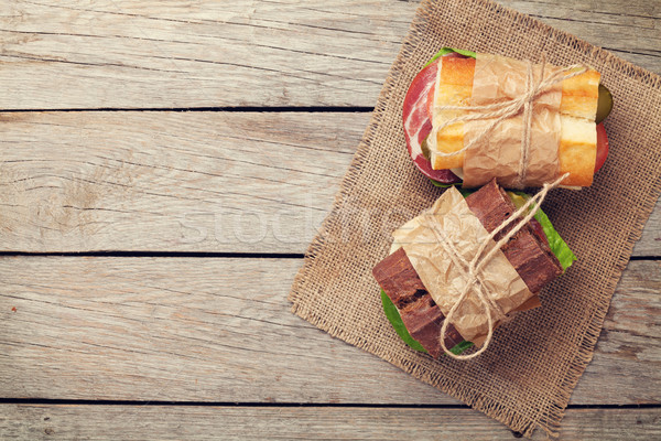 Foto stock: Dos · ensalada · jamón · queso · tomates