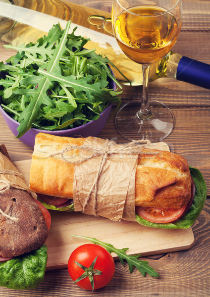 Stockfoto: Twee · sandwiches · witte · wijn · glas · houten · tafel · hout