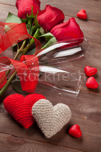 Rosas rojas corazones champán gafas madera día de san valentín Foto stock © karandaev