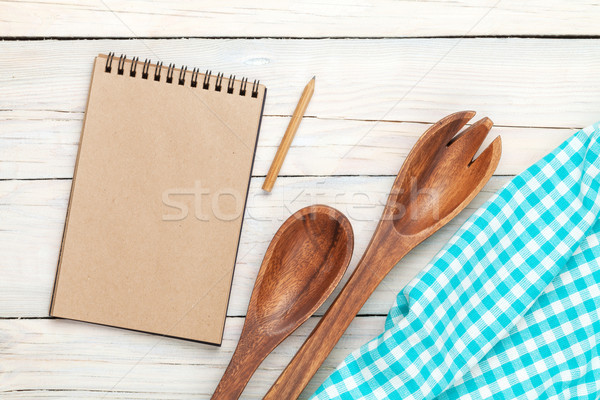 Bloco de notas cozinha toalha utensílios mesa de madeira cópia espaço Foto stock © karandaev