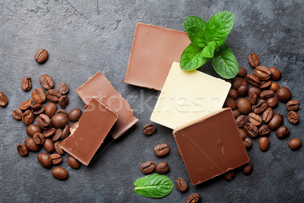 Foto stock: Chocolate · grãos · de · café · escuro · pedra · tabela · topo