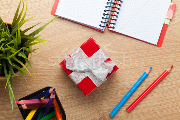 Piros ajándék doboz irodaszerek iroda asztal felülnézet Stock fotó © karandaev