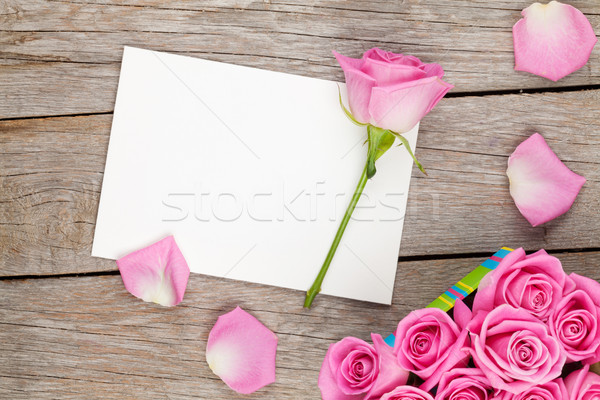 Foto stock: Día · de · san · valentín · tarjeta · de · felicitación · caja · de · regalo · completo · rosa
