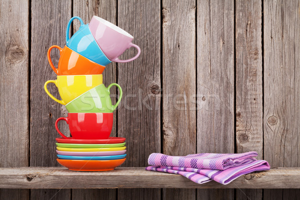 Foto d'archivio: Colorato · tazze · di · caffè · shelf · rustico · legno · muro