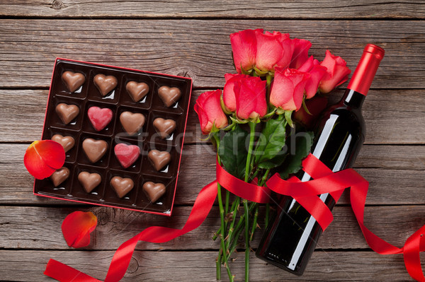 Foto stock: Dia · dos · namorados · cartão · coração · chocolate · rosas · vermelhas