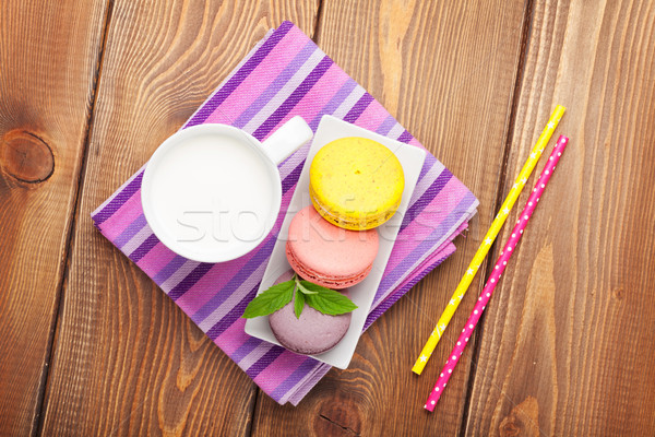 Foto stock: Colorido · macaron · bolinhos · copo · leite · mesa · de · madeira