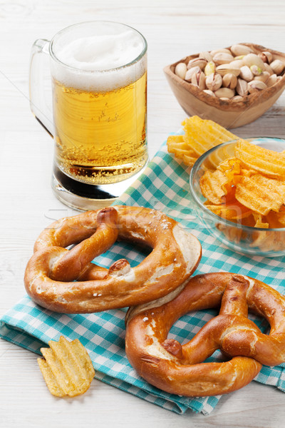 Cerveja lanches mesa de madeira nozes batatas fritas Foto stock © karandaev