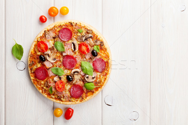 Stok fotoğraf: İtalyan · pizza · pepperoni · domates · zeytin · fesleğen