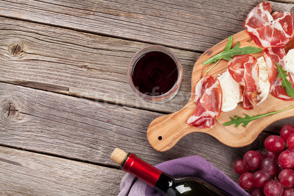 Prosciutto mozzarella vörösbor fa asztal felső kilátás Stock fotó © karandaev