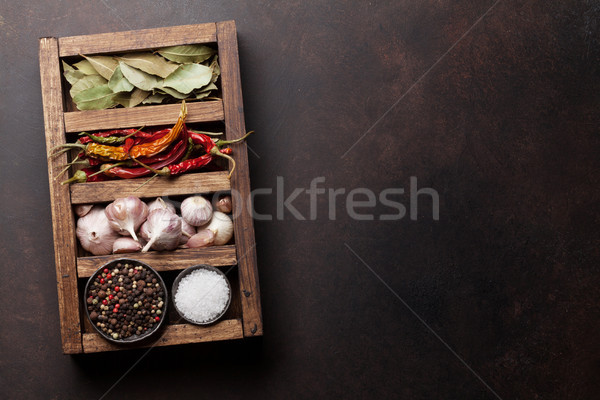 Usuce condimente cutie frunze Imagine de stoc © karandaev