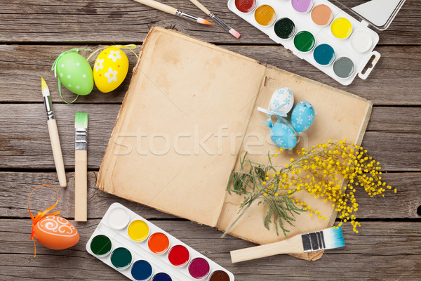 Foto stock: Colorido · ovos · de · páscoa · livro · pintar · nota · mesa · de · madeira