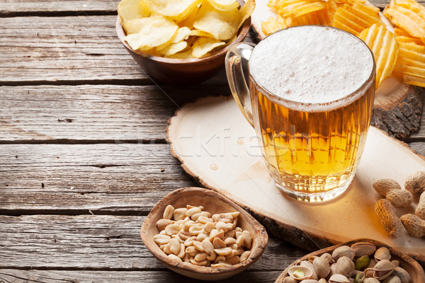 Piwo jasne pełne piwa kubek przekąski drewniany stół orzechy Zdjęcia stock © karandaev