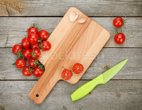 Tomates cereja mesa de madeira faca madeira folha Foto stock © karandaev