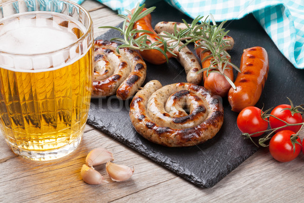 Foto stock: Cerveza · taza · a · la · parrilla · salchichas · mesa · de · madera · alimentos