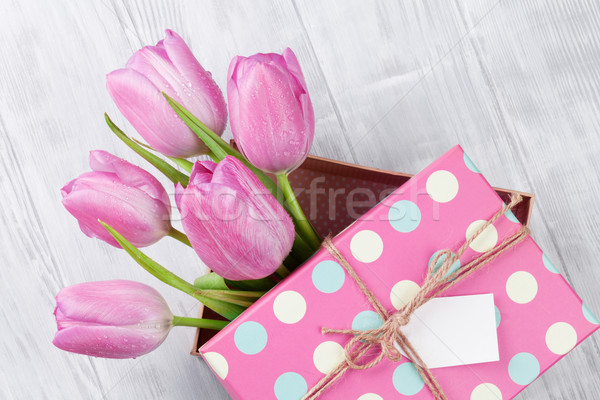 ストックフォト: 新鮮な · ピンク · チューリップ · 花 · ギフトボックス · 木製のテーブル