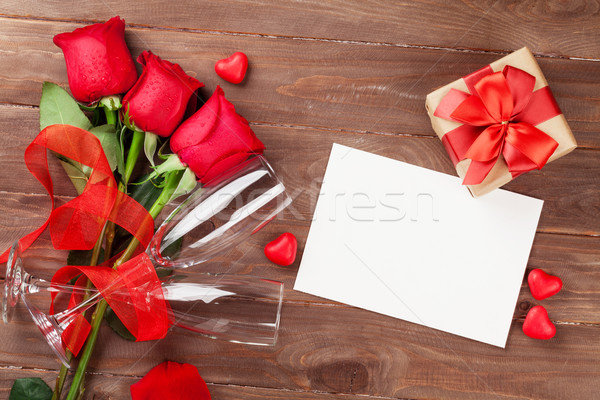 Stock fotó: Valentin · nap · üdvözlőlap · ajándék · doboz · vörös · rózsák · fa · asztal · felső