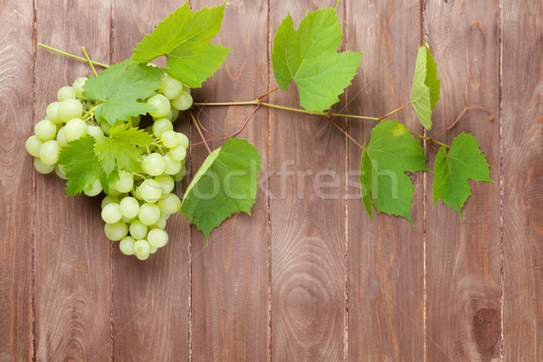 Foto stock: Uvas · vid · mesa · de · madera · espacio · de · la · copia · alimentos