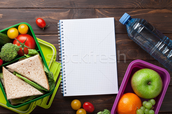 Prânz cutie legume sandwich Notepad masa de lemn Imagine de stoc © karandaev
