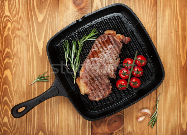 Vesepecsenye steak rozmaring koktélparadicsom serpenyő fa asztal Stock fotó © karandaev