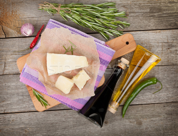 ストックフォト: パルメザンチーズ · ハーブ · スパイス · 木製のテーブル · 紙 · 食品