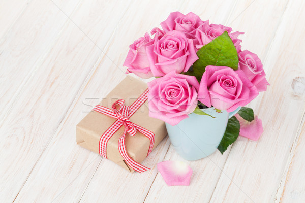 Foto stock: Día · de · san · valentín · rosa · rosas · ramo · caja · de · regalo · blanco