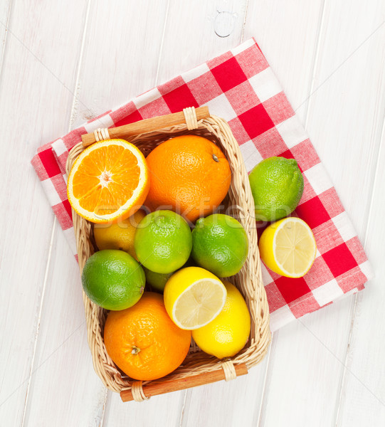 Foto stock: Cítrico · frutas · cesta · laranjas · limões · mesa · de · madeira