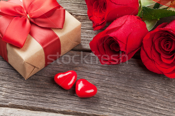 [[stock_photo]]: Saint · valentin · coffret · cadeau · roses · bonbons · coeurs · table · en · bois