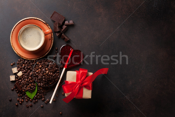 Foto stock: Taza · de · café · frijoles · día · de · san · valentín · caja · de · regalo · piedra · superior