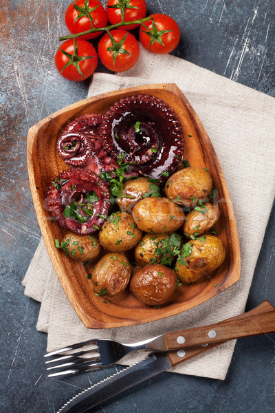 Foto stock: A · la · parrilla · pulpo · pequeño · patatas · hierbas · especias