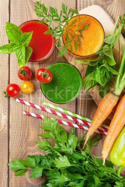 Foto d'archivio: Pomodoro · cetriolo · carota · tavolo · in · legno