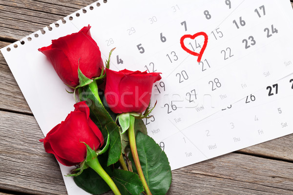 Dia dos namorados cartão rosa vermelha flores calendário mesa de madeira Foto stock © karandaev