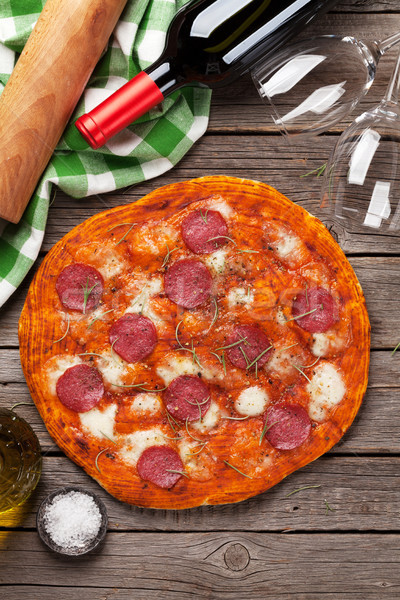 Pizza pepperoni drewniany stół górę widoku żywności Zdjęcia stock © karandaev