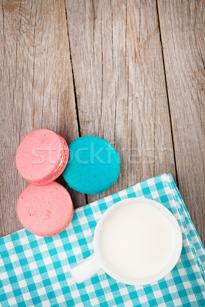 Colorat macaron cookie-uri ceaşcă lapte masa de lemn Imagine de stoc © karandaev