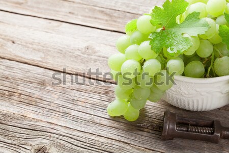 [[stock_photo]]: Blanche · raisins · bol · table · en · bois · nature · feuille