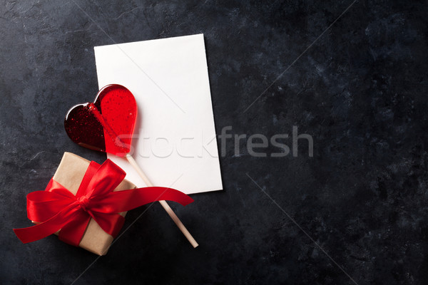 Sevgililer günü tebrik kartı şeker kalp hediye kutusu taş Stok fotoğraf © karandaev