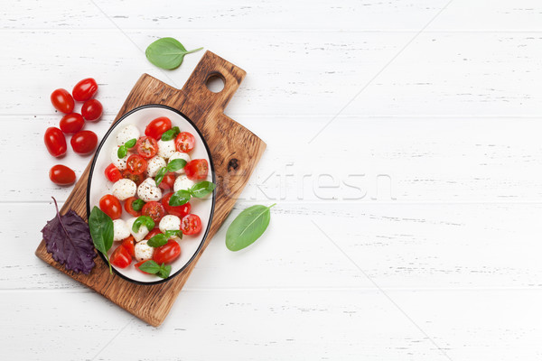 Caprese salade kerstomaatjes mozzarella basilicum top Stockfoto © karandaev