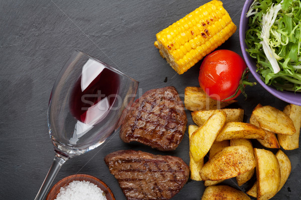 [[stock_photo]]: Grillés · de · pomme · de · terre · maïs · salade · vin · rouge
