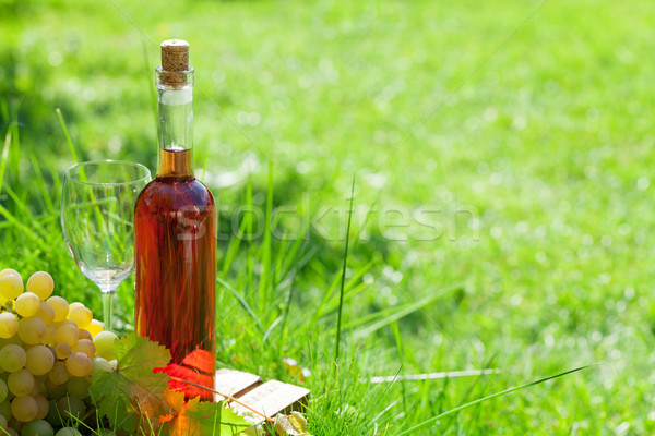 商業照片: 玫瑰 · 酒 · 葡萄 · 酒瓶 · 眼鏡 · 戶外