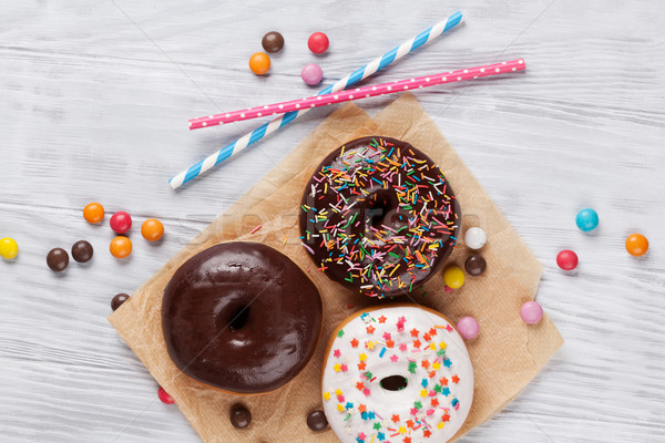 Farbenreich Donuts Holztisch top Ansicht Essen Stock foto © karandaev