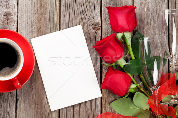 Grußkarte Kaffee rote Rosen Kaffeetasse Holztisch Stock foto © karandaev