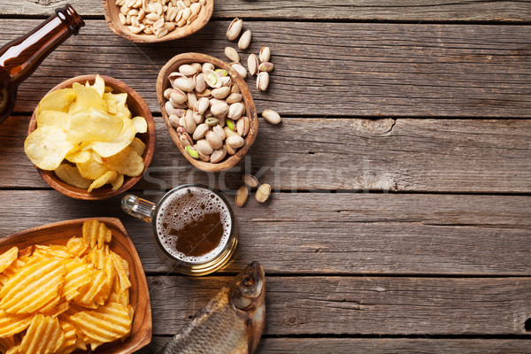 Cerveza aperitivos taza mesa de madera nueces Foto stock © karandaev