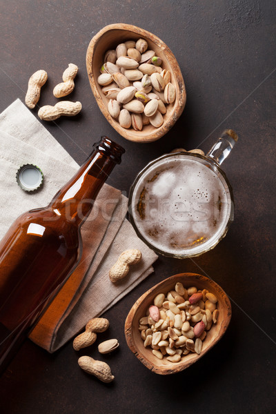 Bere lager bere nuci piatră tabel top Imagine de stoc © karandaev